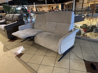 3-zits bank, wit stof, elektrisch verstelbare relaxfunctie, zwarte pot